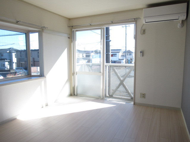 居室・リビング　出窓付の日当たりの良いお部屋です。