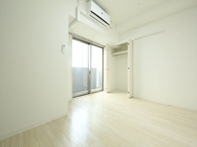 居室・リビング　洋室7.1帖　クローゼット付　エアコン完備　バルコニー