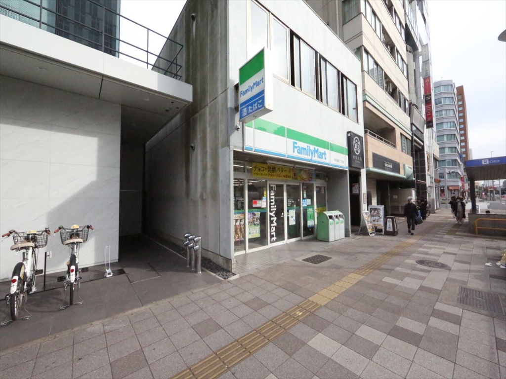 コンビニ　ファミリーマート 伏見通錦二丁目店（コンビニ）まで80m