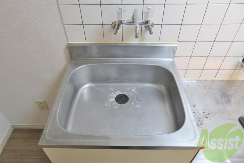 洗面設備　シンクは洗顔も出来て歯磨きも出来て皿も洗えるんですよねー。