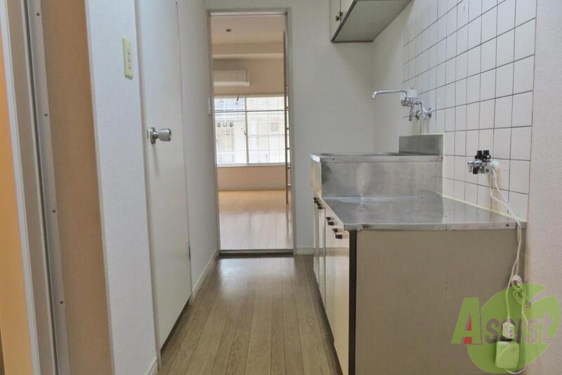 玄関　玄関から見るとキッチン裏のスペースも広そうです。