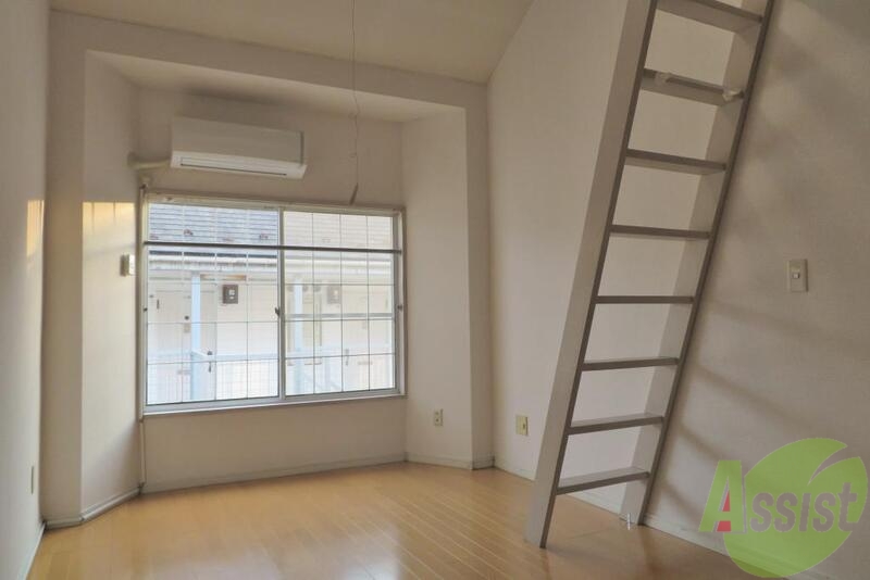 居室・リビング　梯子が見えます。もしやロフト付きなのでは*。