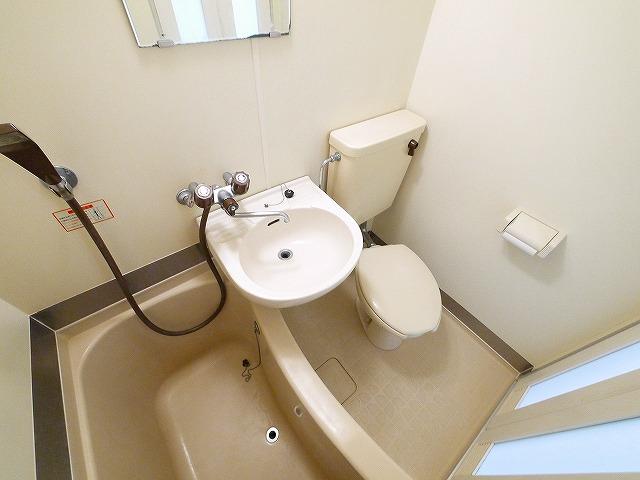 洗面設備　明るい洗面ボウルです