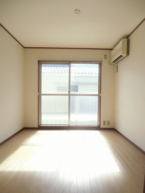 居室・リビング　南向きの明るい室内