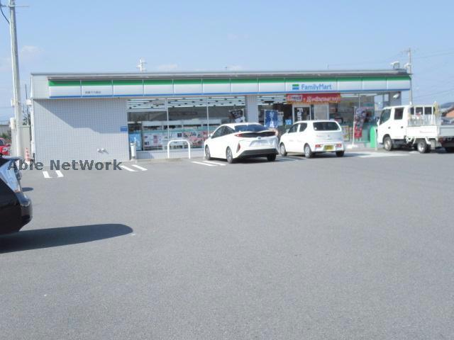 コンビニ　ファミリーマート鈴鹿千代崎店（コンビニ）まで301m