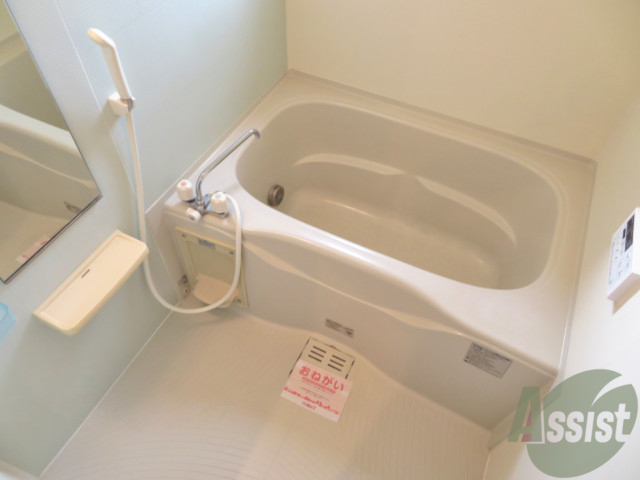 バス・シャワールーム　バスルームは狭すぎず、シャワーも浴びやすそうです。