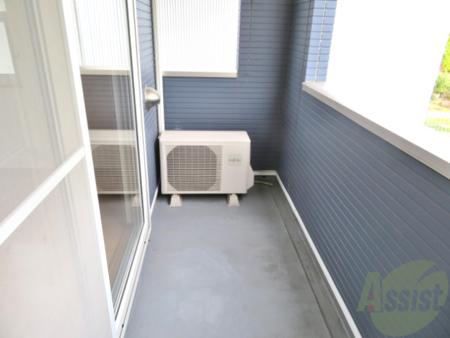 バルコニー　こちらはバルコニー。洗濯物が干せるようになっています。