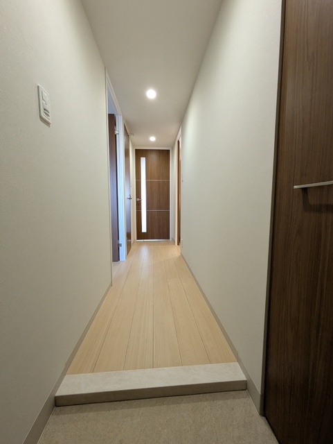 玄関　４０６号の建築中の写真となります。