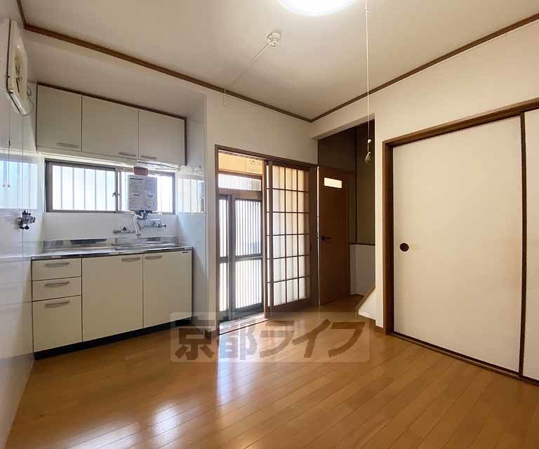 居室・リビング　落ち着いた雰囲気のお部屋です