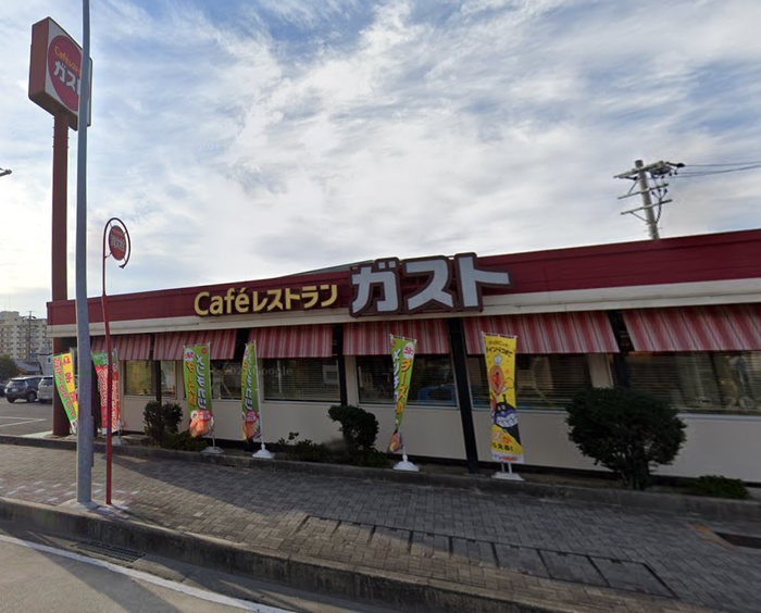 飲食店　ガスト上飯田店（飲食店）まで170m