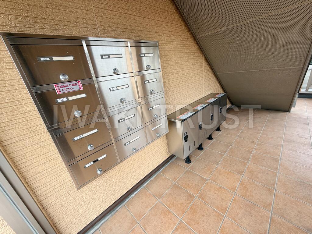 その他設備　エントランスには集合ポストと宅配ボックスあり