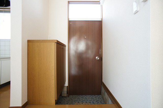 玄関　※写真は反転タイプの室内。仕様・設備は現況優先です※