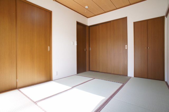 居室・リビング　※写真は反転タイプの室内。仕様・設備は現況優先です※