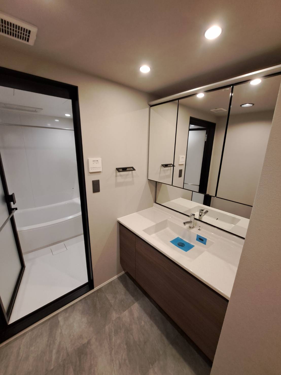 洗面設備　広い洗面スペース