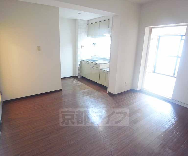 居室・リビング　落ち着いた雰囲気のお部屋です