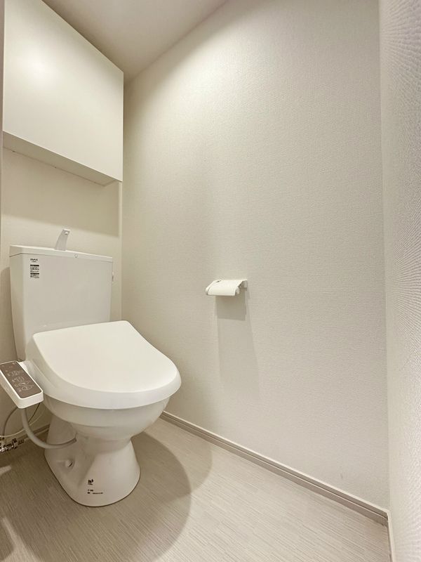 トイレ　落ち着いた色調のトイレです