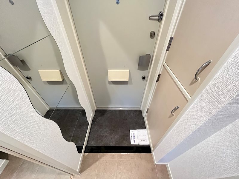 玄関　同物件別部屋写真