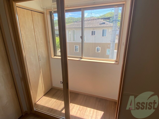 バルコニー　日差しの良く入るサンルームで日向ぼっこはいかがでしょう。