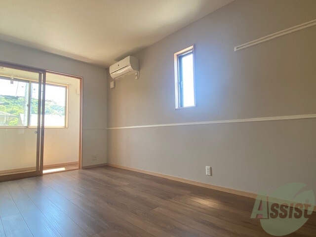 居室・リビング　あたたかな日差しが良く入り、明るい印象のお部屋です。