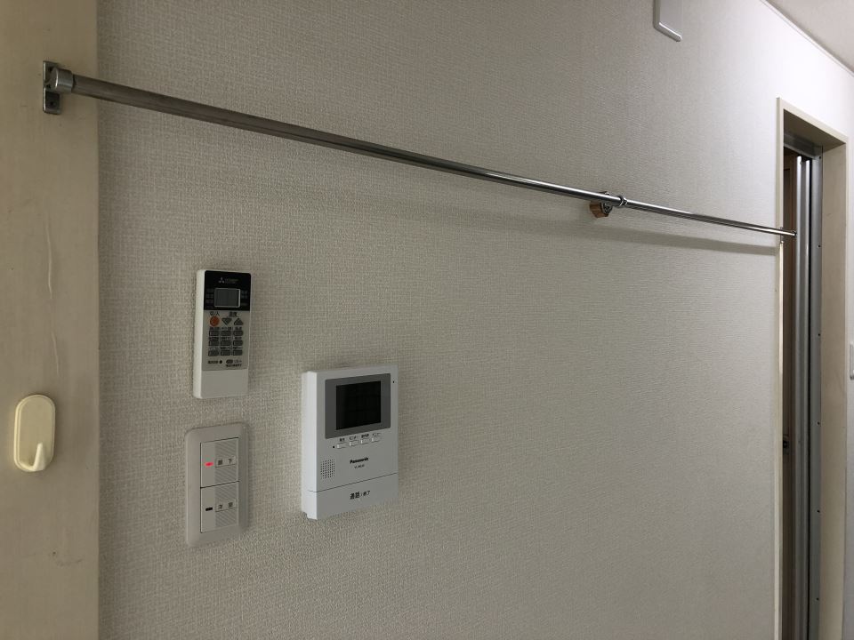 セキュリティ　玄関にＴＶモニターフォンとポール付き