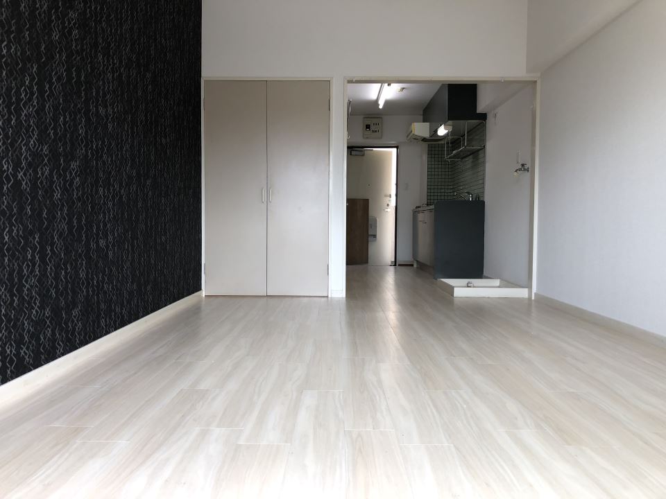 その他部屋・スペース　モダンな黒柄のアクセントクロス付き