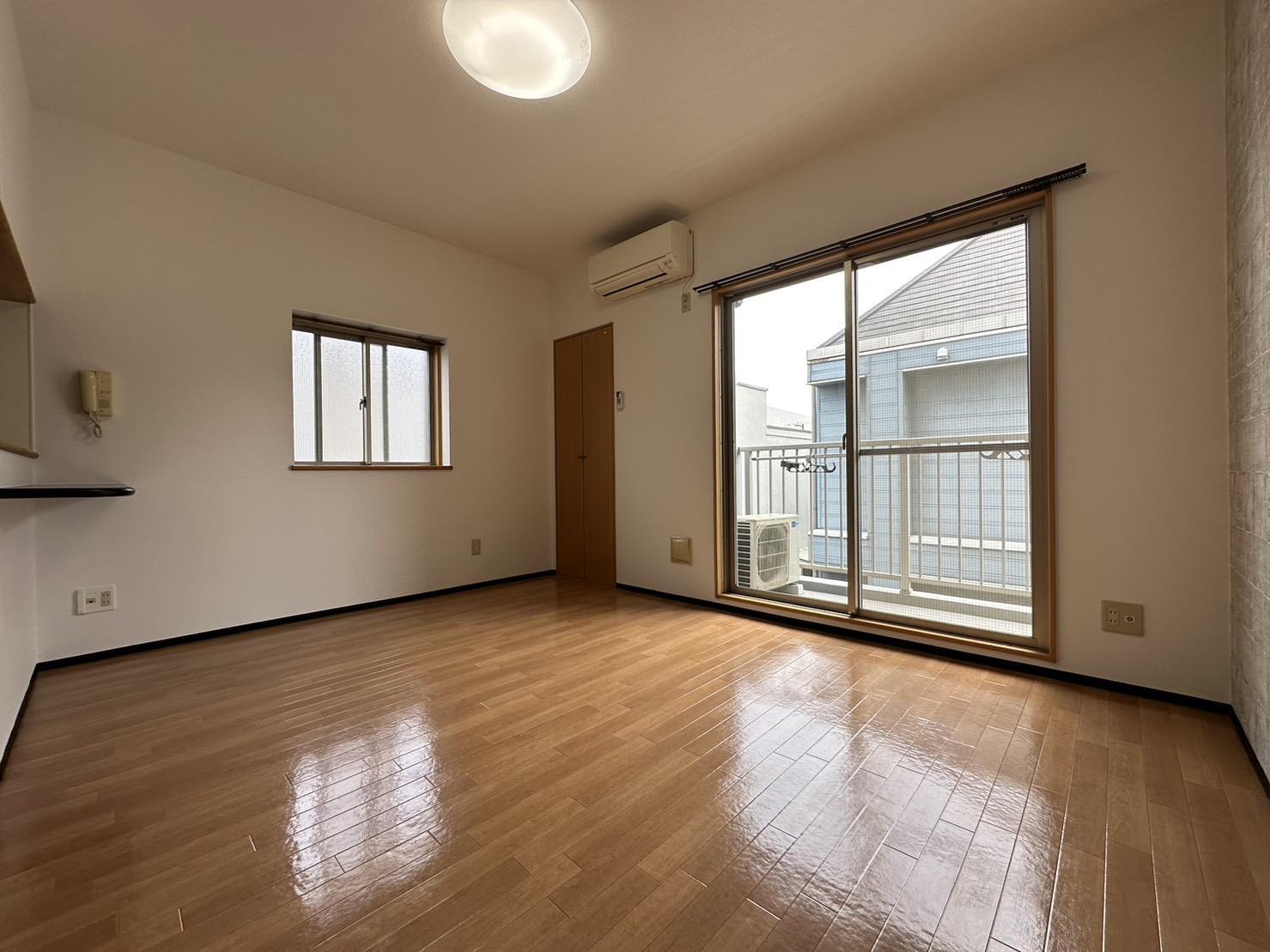 居室・リビング　エアコン設置のある洋室7.8帖♪日当たり良好！