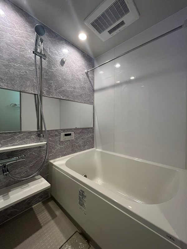 バス・シャワールーム　落ち着いた色のバスパネルでくつろい