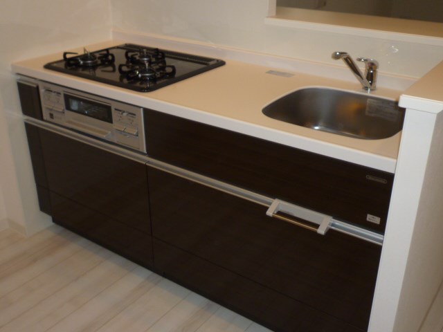 キッチン　グリル付３口コンロで料理も捗る