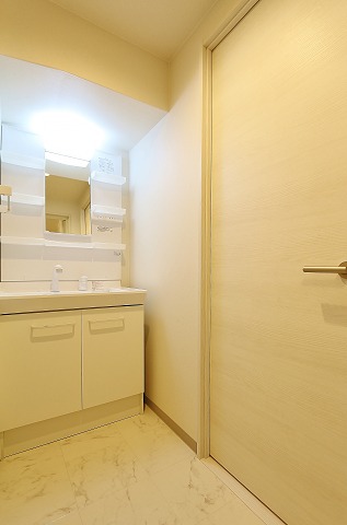 洗面設備　物置付きの洗面台です