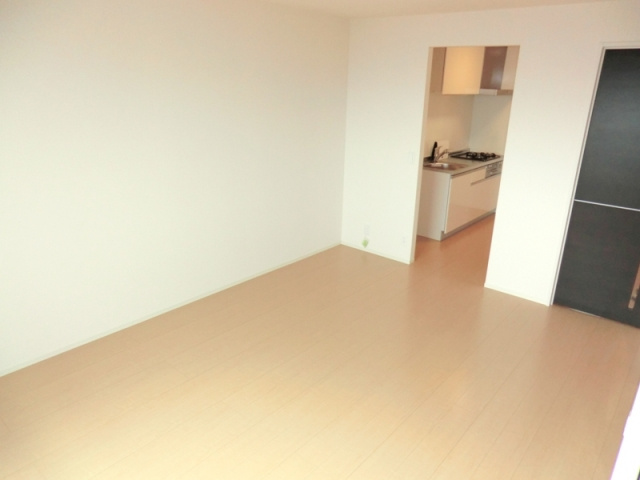 居室・リビング　リビングは12.3帖。室内にエアコン1台あり☆