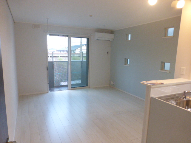 居室・リビング　ワイドなリビング12帖　キッチン側より撮影（転タイプ）