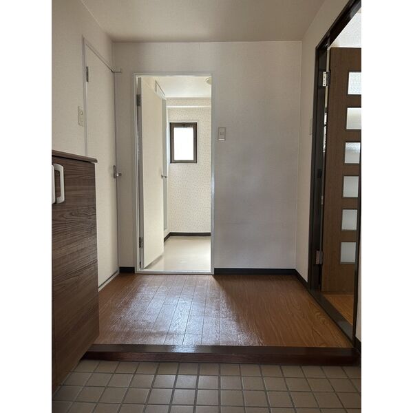 玄関　※別室の参考写真の為、現況優先です。