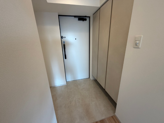 玄関　１５０２号室の写真になります。