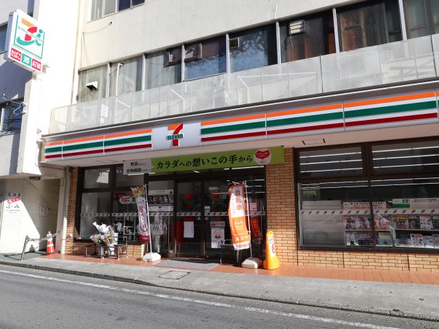 コンビニ　セブンイレブン（コンビニ）まで210m