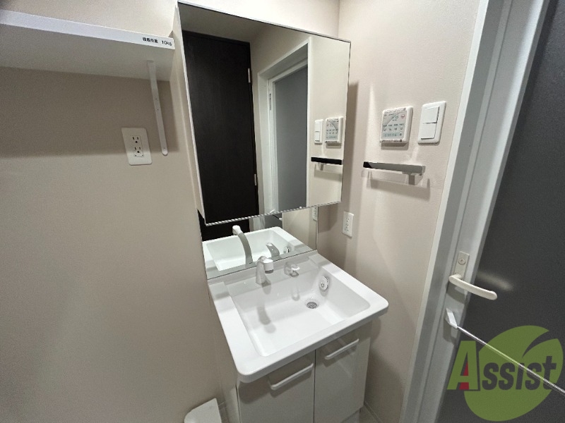 洗面設備　独立洗面台がございます。流し場も鏡も大きく使い勝手が良いです