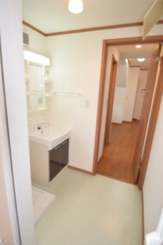 洗面設備　洗面所も窓があるので、外の光が入って明るいです。 前回募集時