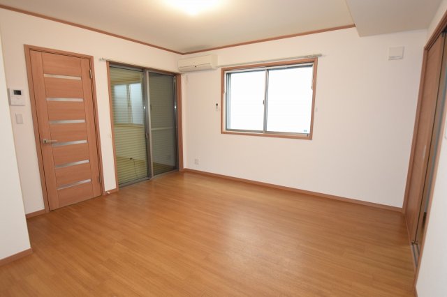 居室・リビング　窓に室内物干しを設置しました 前回募集時の写真です