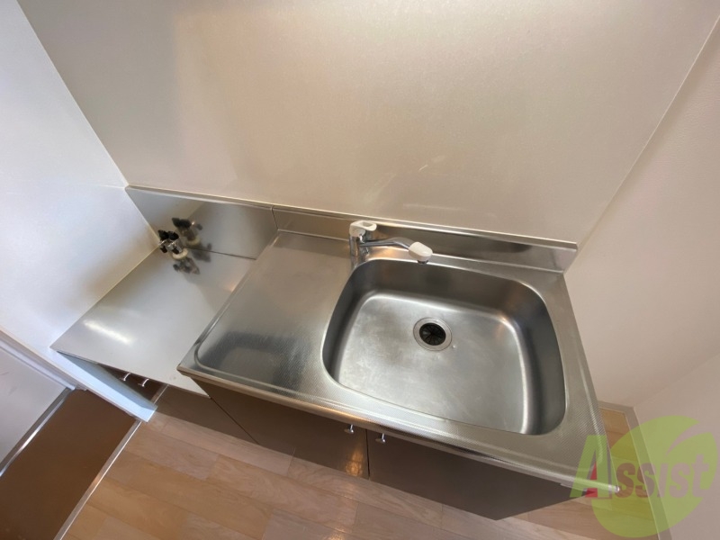 キッチン　キッチン周りは意外と物が多いので棚があるといいですね。