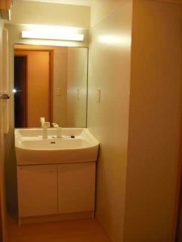 洗面設備　明るい洗面所です