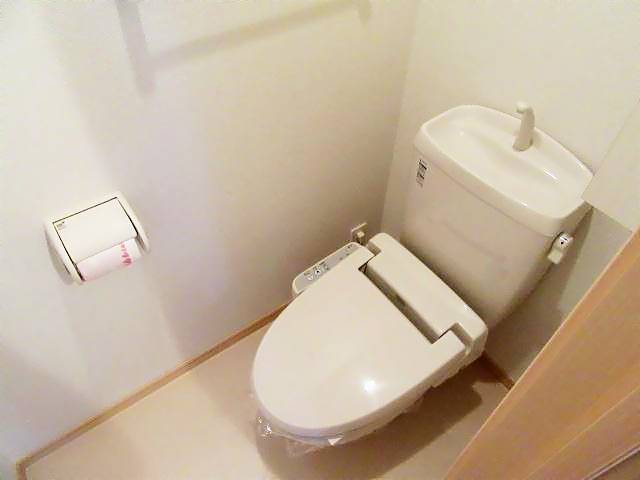 トイレ　温水洗浄便座付きです