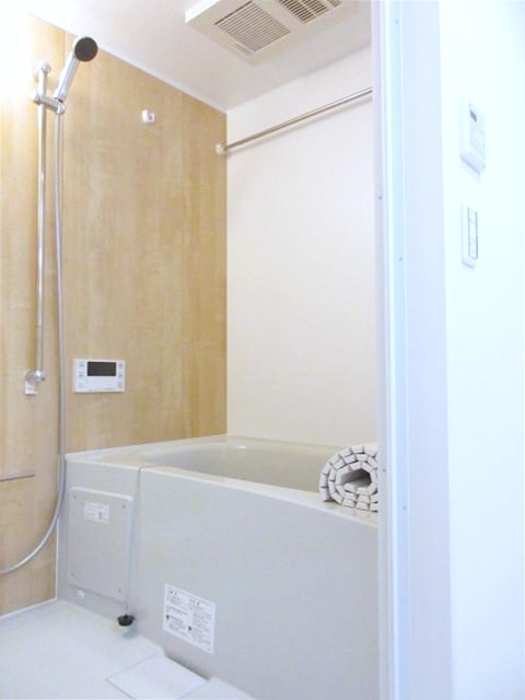 バス・シャワールーム　嬉しい追い焚き・浴室乾燥機付きです♪