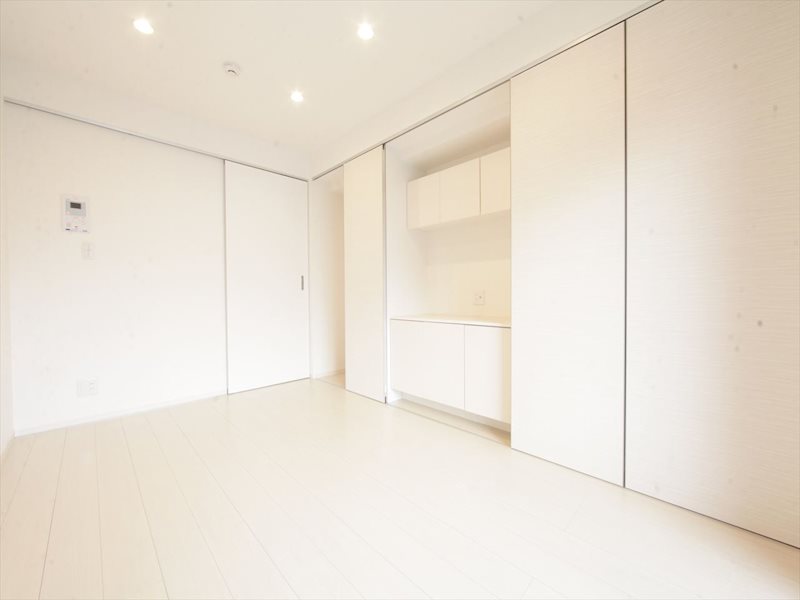 居室・リビング　洋室6.8帖　エアコン付　バルコニーに面しています