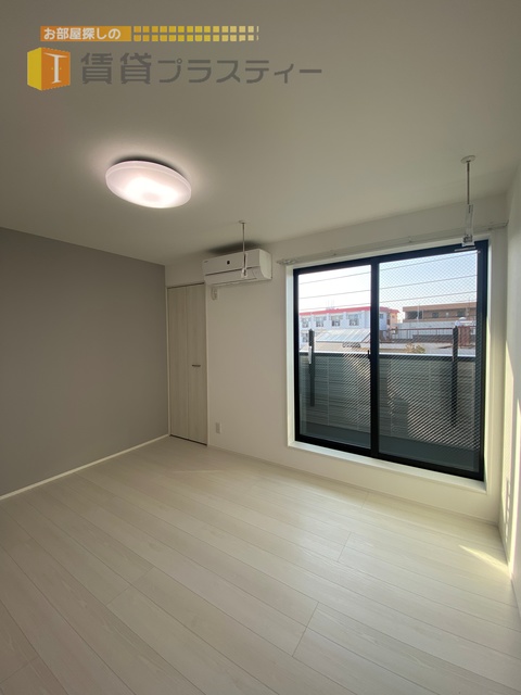 居室・リビング　正方形のお部屋で、家具の配置しやすいですよ。