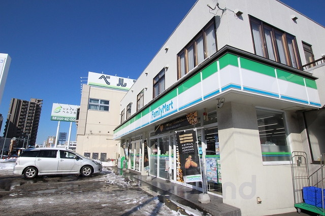 コンビニ　ファミリーマート札幌美園3条店（コンビニ）まで348m