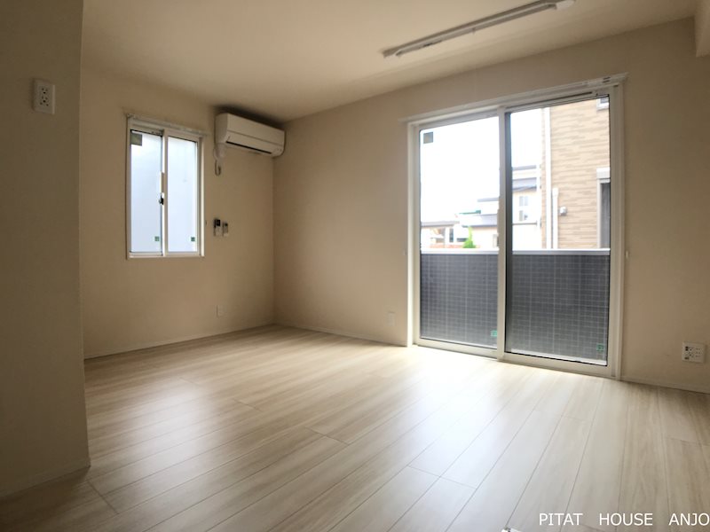 居室・リビング　同物件別部屋