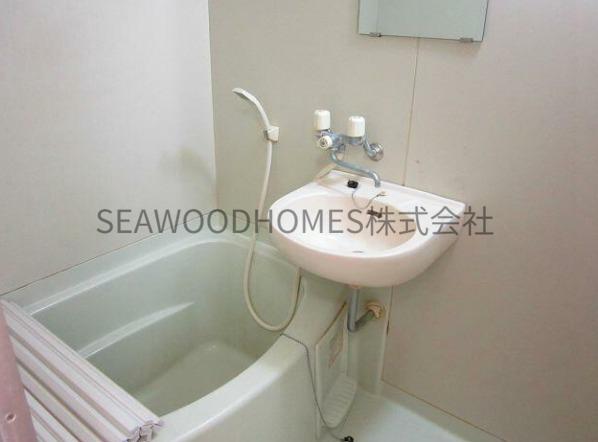 バス・シャワールーム　水はけの良い床材。カビを抑えて掃除の負担を軽減。