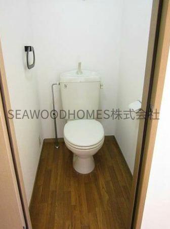 トイレ　浴室と別々「独立トイレ」で、来客時も安心。
