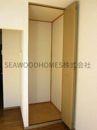 収納　天井まで大容量収納！季節家電やスーツケースも収納。