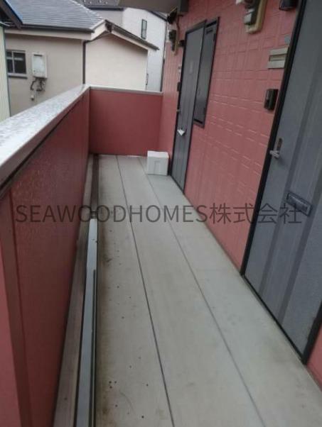 エントランス　玄関前。広い廊下で通りやすいです