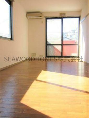 居室・リビング　２面採光で陽当たり良好！お休みの日もゆったり寛げる。